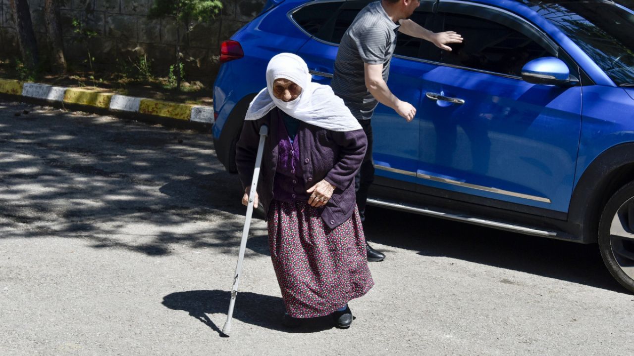 112 yaşında yürüyerek oy vermeye geldi