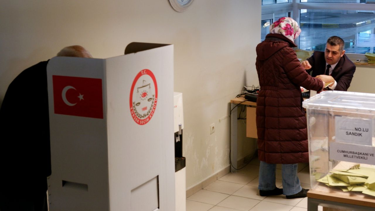 14 Mayıs için ilk oylar kullanılmaya başlandı