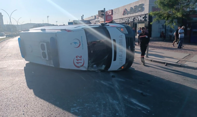 Ambulans ile kamyonet çarpıştı: 3 yaralı