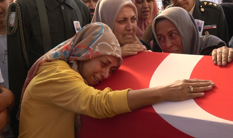 Şehide yürek yakan veda: Eşinin askeri kıyafetini giydi, tabutuna sarılıp gözyaşı döktü