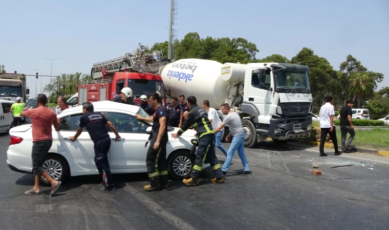 Beton Mikseri İle Otomobil Çarpıştı: 1'i Ağır 4 Yaralı