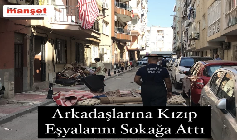 Arkadaşlarına Kızıp Eşyalarını Sokağa Attı