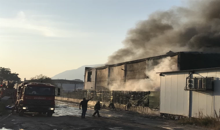 Atık depolama tesisinde çıkan yangın için soğutma çalışmaları devam ediyor