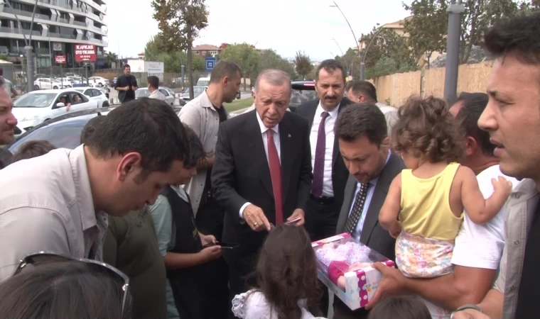 Cumhurbaşkanı Erdoğan'dan Çocuklara Oyuncak Ve Harçlık