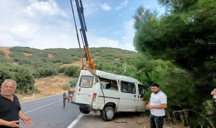 Manisa'da Kontrolden Çıkan Minibüs Uçuruma Düştü