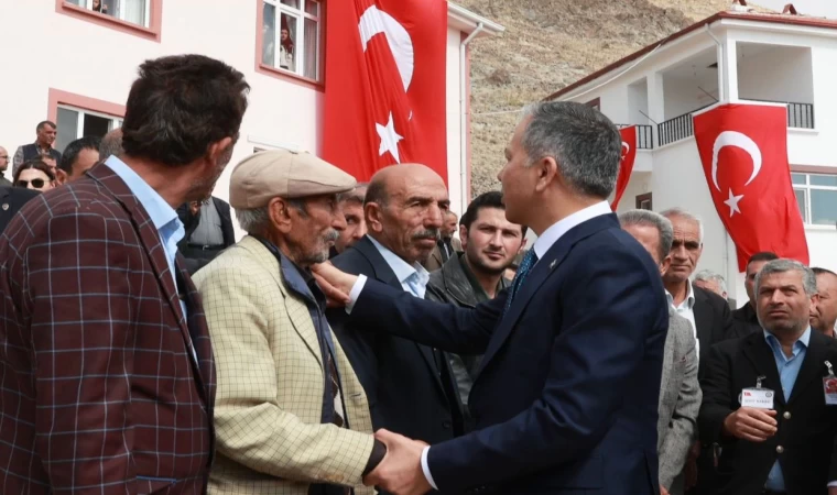 İçişleri Bakanı Yerlikaya, şehit polisin babasını ziyaret etti