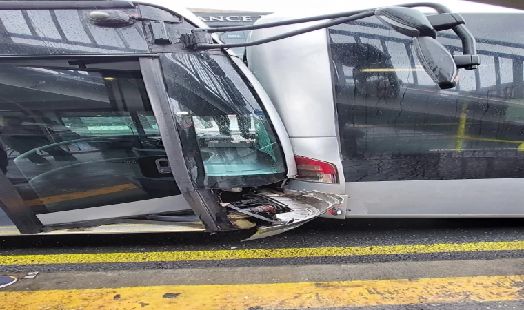 İki metrobüs kafa kafaya çarpıştı