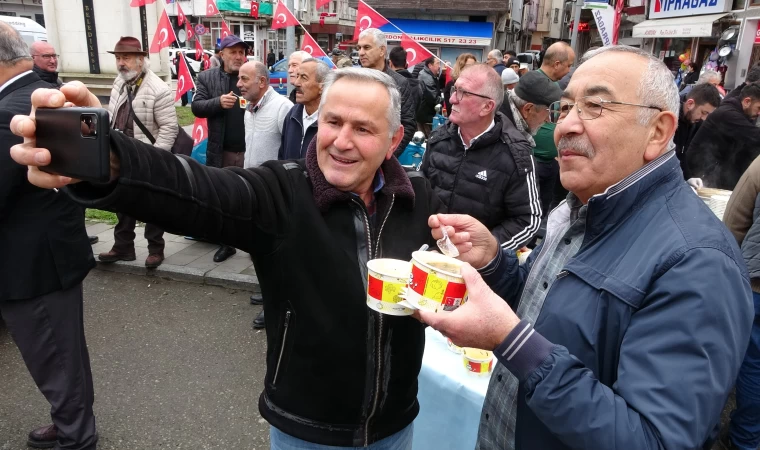 En kötü yemek seçilmesine tepki gösterip 2 saatte 4 bin kase tükettiler