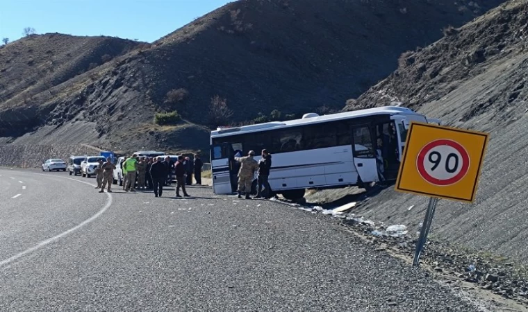 Kontrolden çıkan midibüs yol kenarına savruldu: 27 yaralı