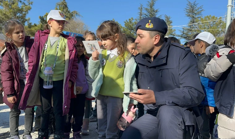 Kalemi eline alan minikler jandarmaya mektup yazdı