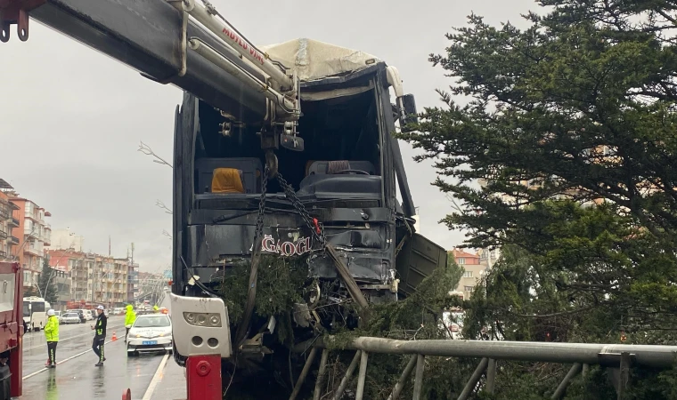 Kontrolden çıkan otobüs zincirleme trafik kazasına neden oldu