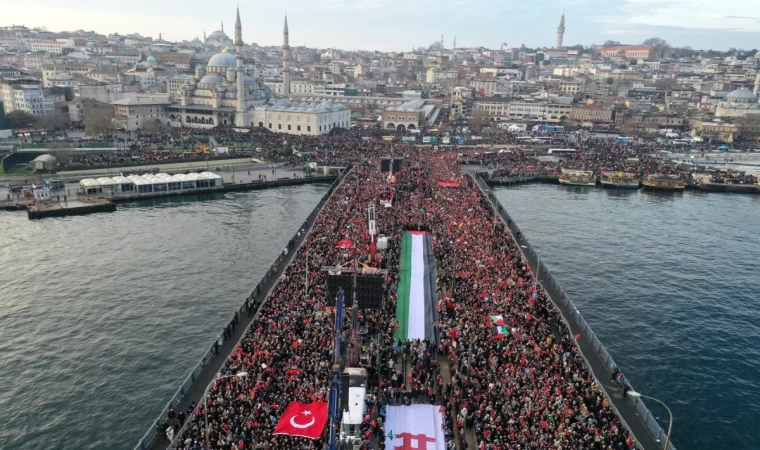 Yeni yılın ilk gününde "Şehitlere rahmet, Filistin'e destek, İsrail'e lanet"