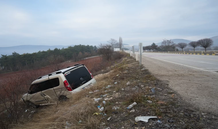 Yolu şaşıran sürücü tarlaya uçtu