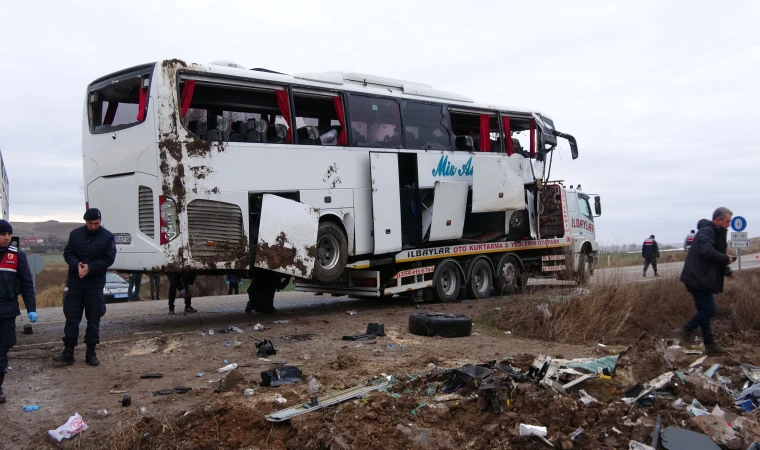 Yolcu otobüsü tarlaya devrildi: 1 ölü, 18 yaralı