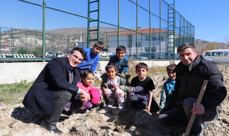 Selendi'de fidanlar toprakla buluştu