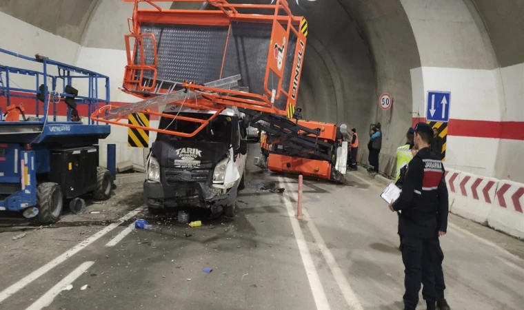 Yolcu minibüsü tünel içinde kaza yaptı: 7 yaralı