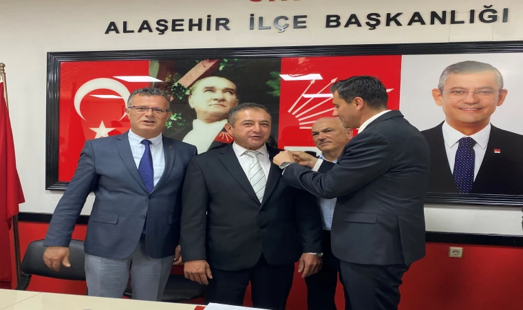 İYİ Parti İlçe Başkanı ve 8 kişi istifa edip CHP'ye geçti