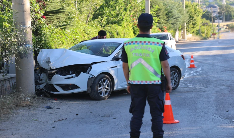 Kontrolden çıkan otomobil beton direğe çarptı