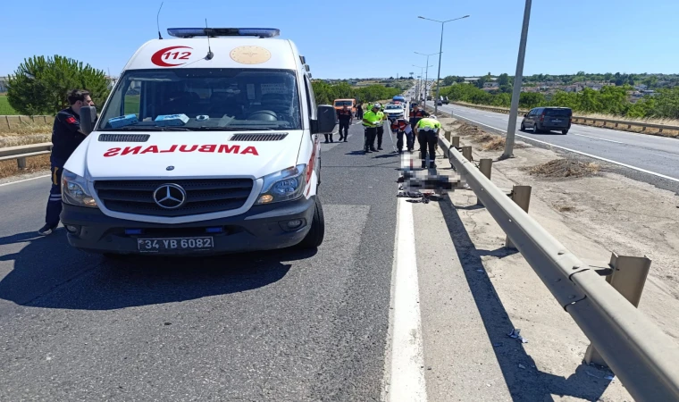 Motosiklet sürücüsü bariyerlere çarparak hayatını kaybetti