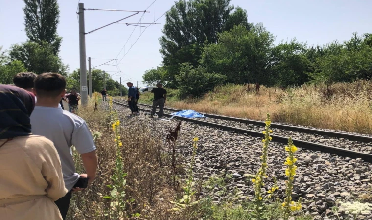 Tren çapa motoruna çarptı: 1 ölü