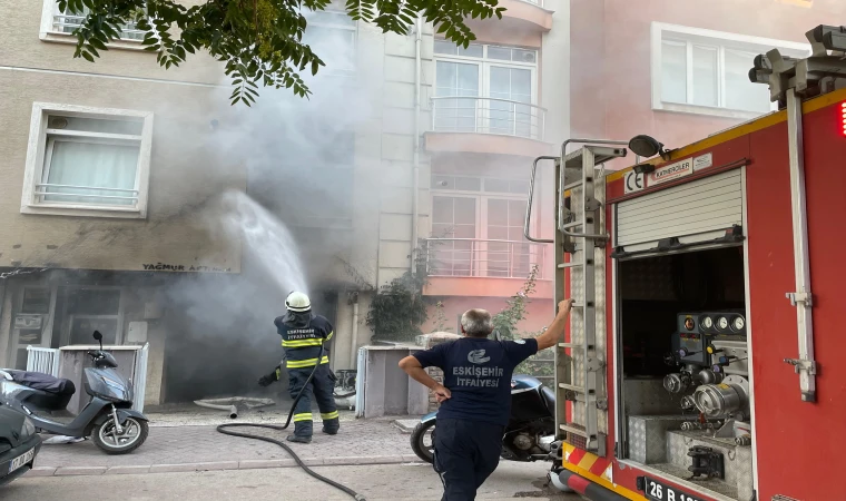 Garajda çıkan yangında araçlar küle döndü