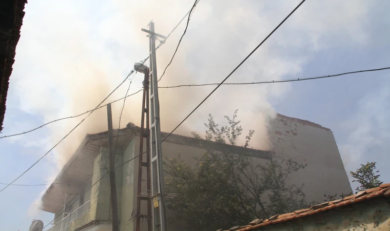 Manisa’da mahalle arasında çıkan yangın paniğe neden oldu