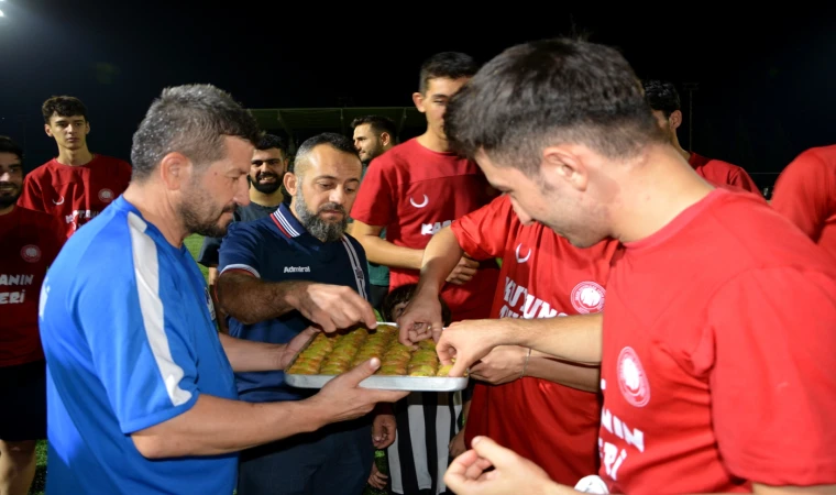 İmam Hatipliler futbolcularına baklava ikramı 