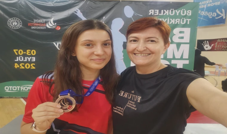 Manisalı badmintoncu Türkiye 3'üncüsü oldu 