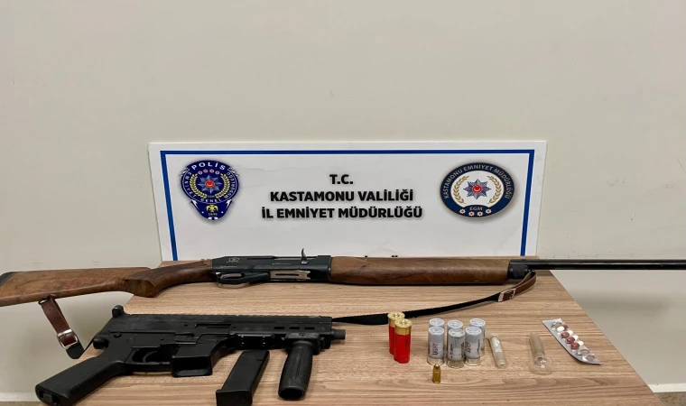 Polisin durdurduğu araçtan "Uzi" çıktı: 2 gözaltı