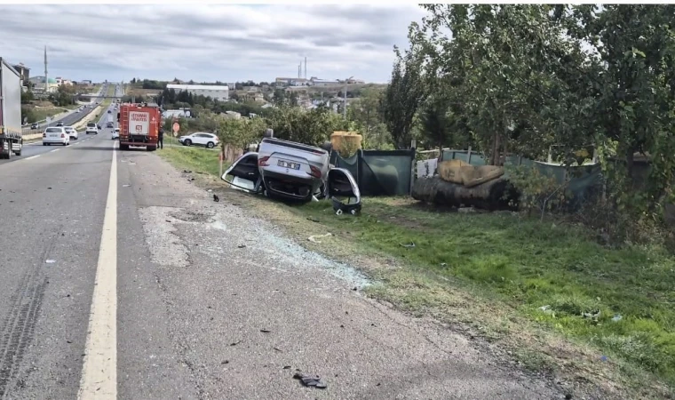 Kaza yapan iki otomobil takla attı