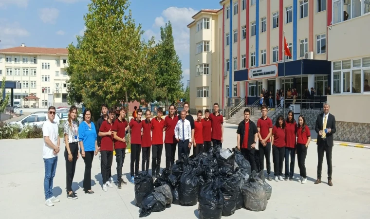 Liseli öğrencilerden geri dönüşüme destek