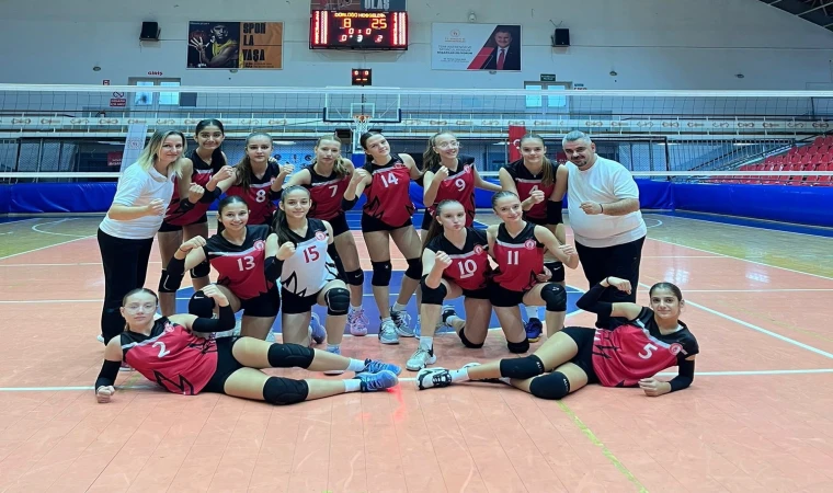 Şehzadeler Belediyesi Voleybol takımı maçı galibiyetle bitirdi