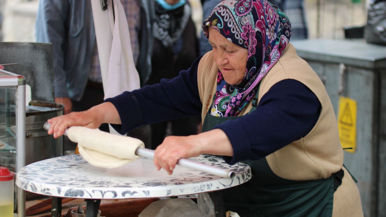 40 yıl önce geçtiği tezgahın başında şimdi siparişlere yetişemiyor