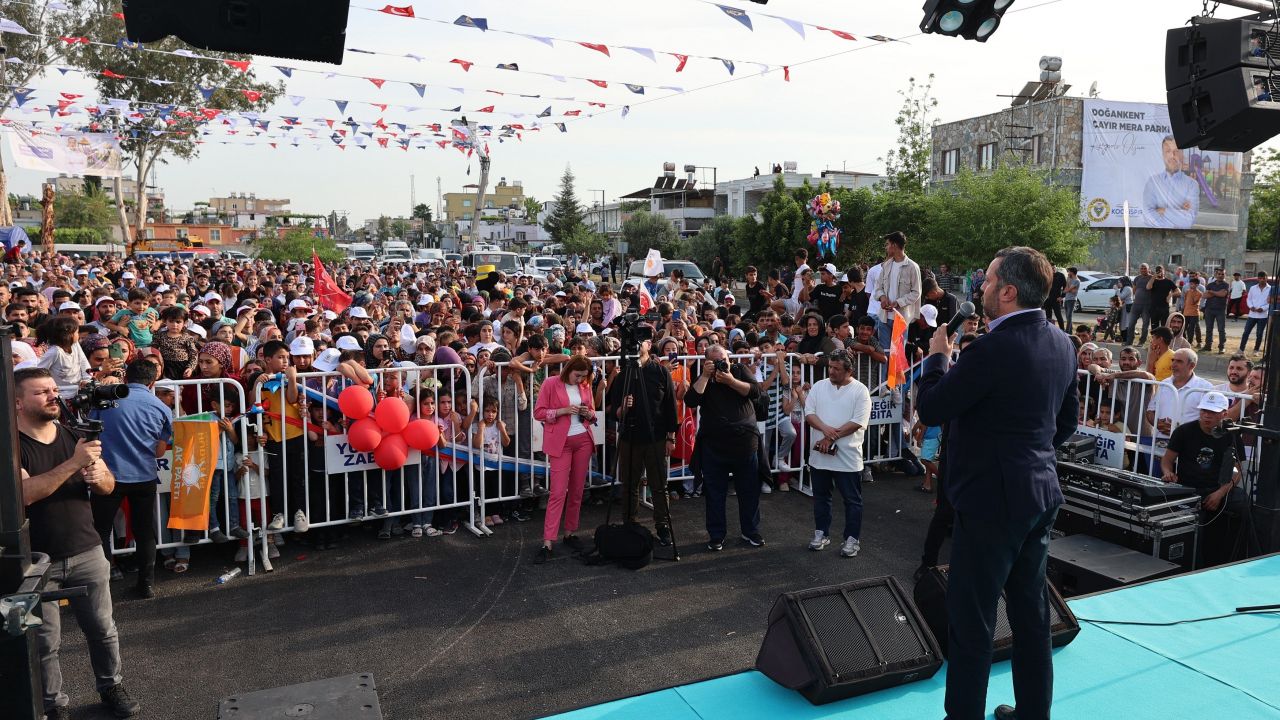 AK Parti Sözcüsü Ömer Çelik, Millet Bahçesi açılışına Togg ile geldi