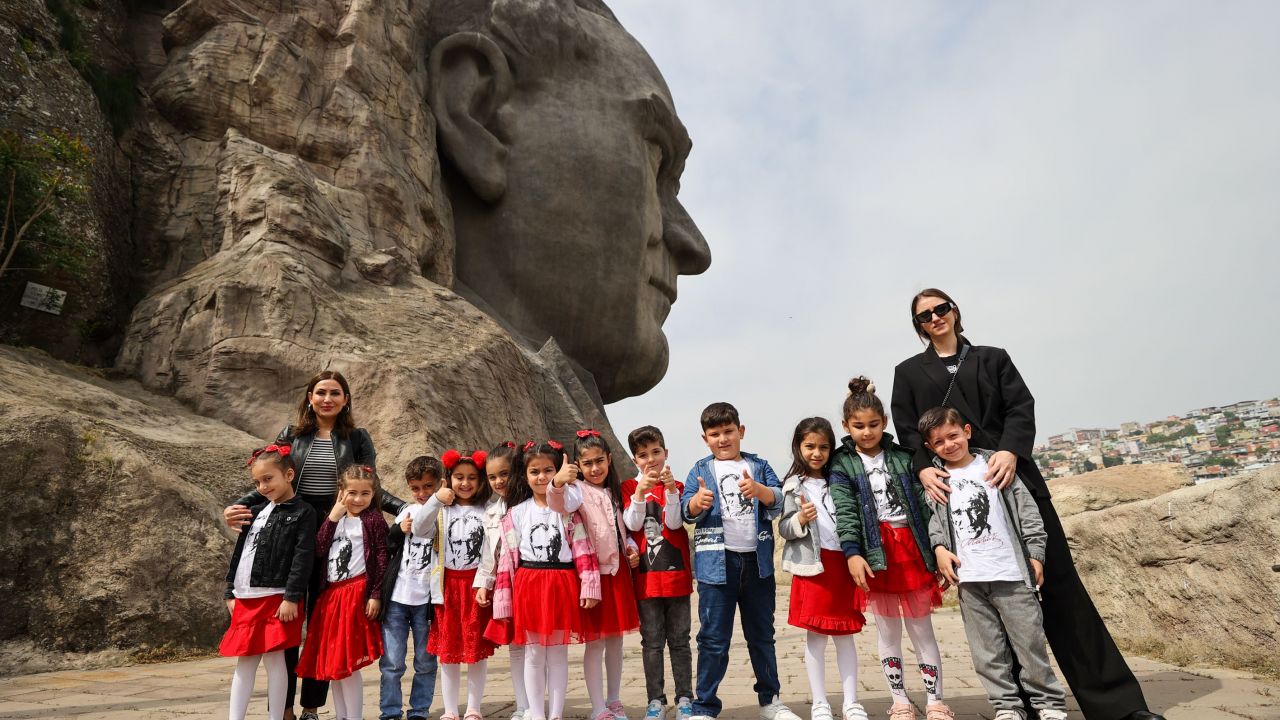 Atatürk fotoğrafları sergisinin minik ziyaretçileri