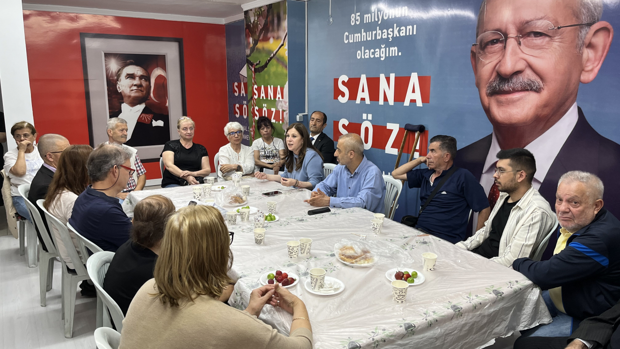 Başkan Çalkaya, kapı kapı dolaşıp vatandaşı oy vermeye davet ediyor