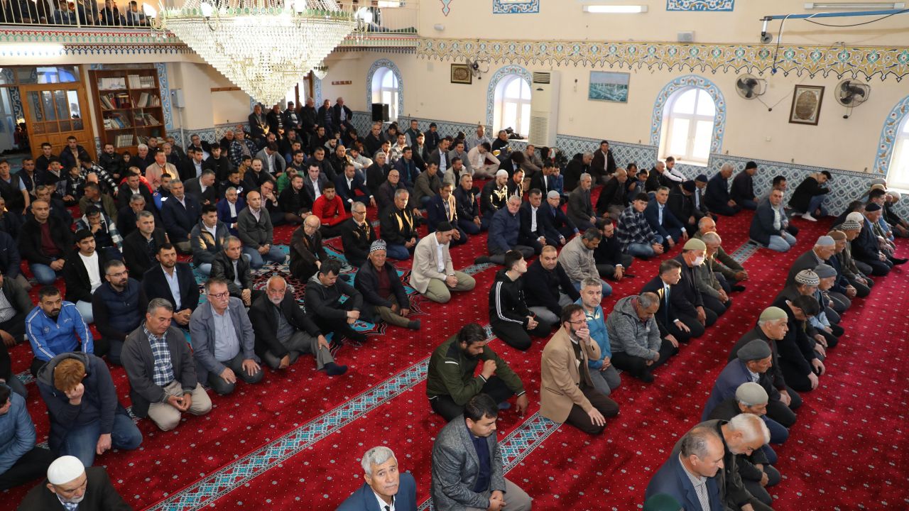 Başkan Çelik bayram namazını Ulu Camii'de kıldı