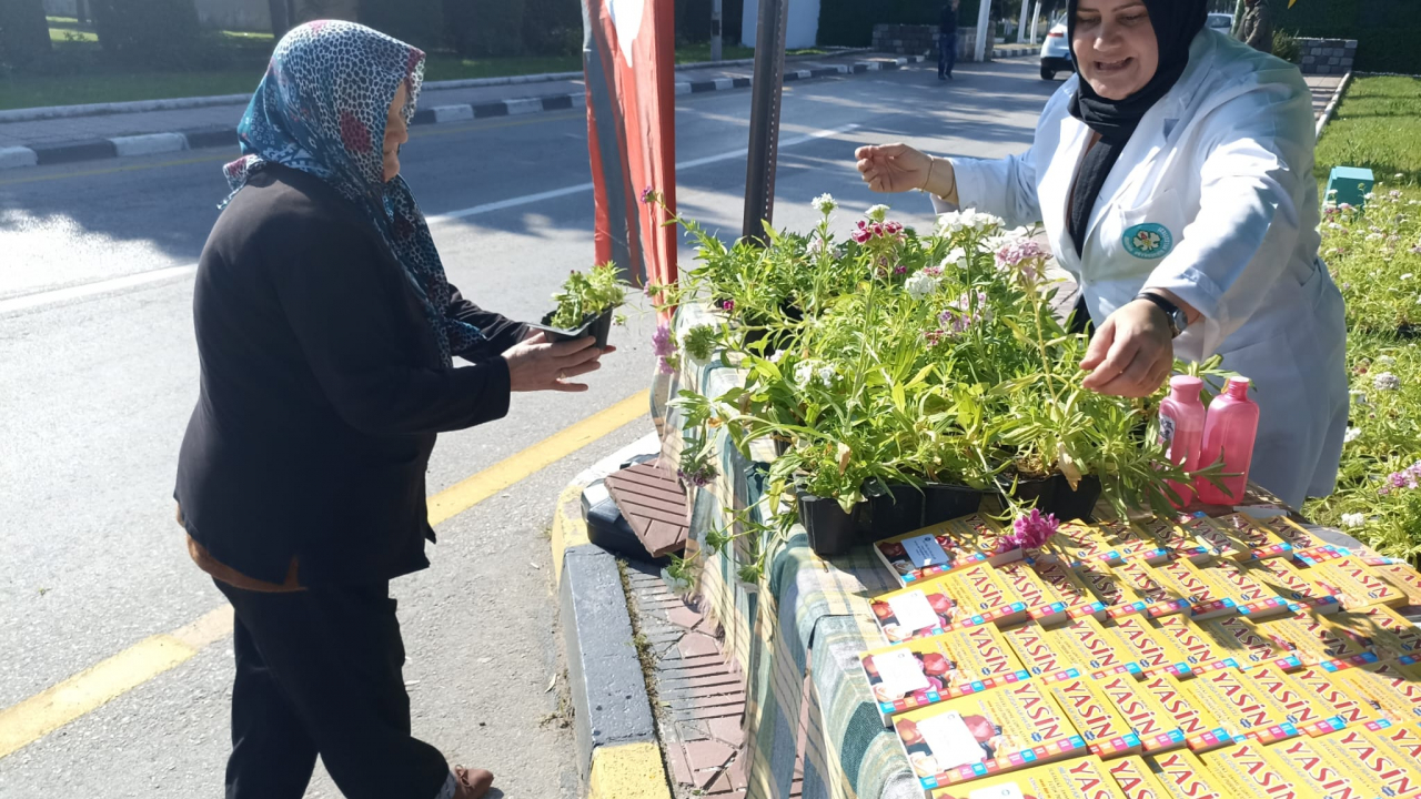 Büyükşehir Belediyesi mezarlıkları ziyaret eden vatandaşları unutmadı