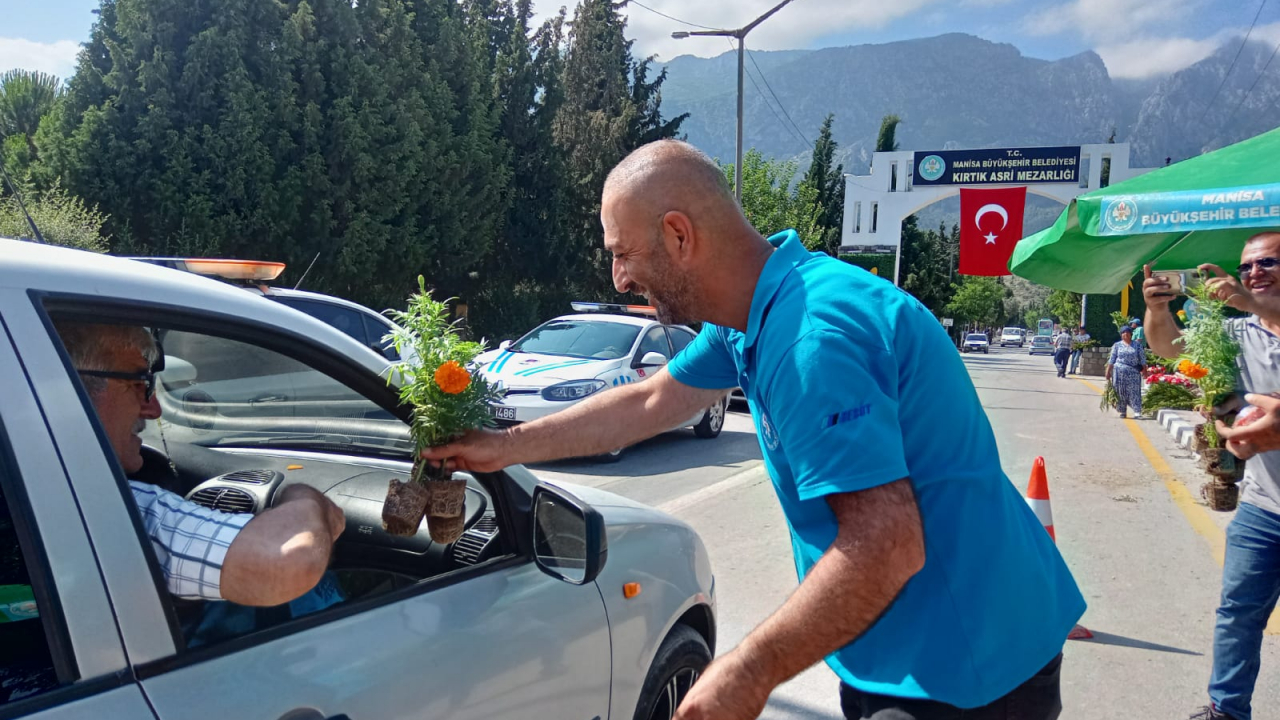 Büyükşehir mezarlıkları ziyaret eden vatandaşlara 40 bin çiçek dağıttı 