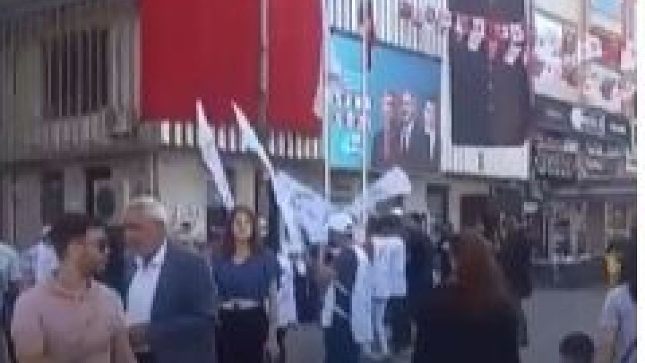 CHP’li belediye önünde Demirtaş propagandası