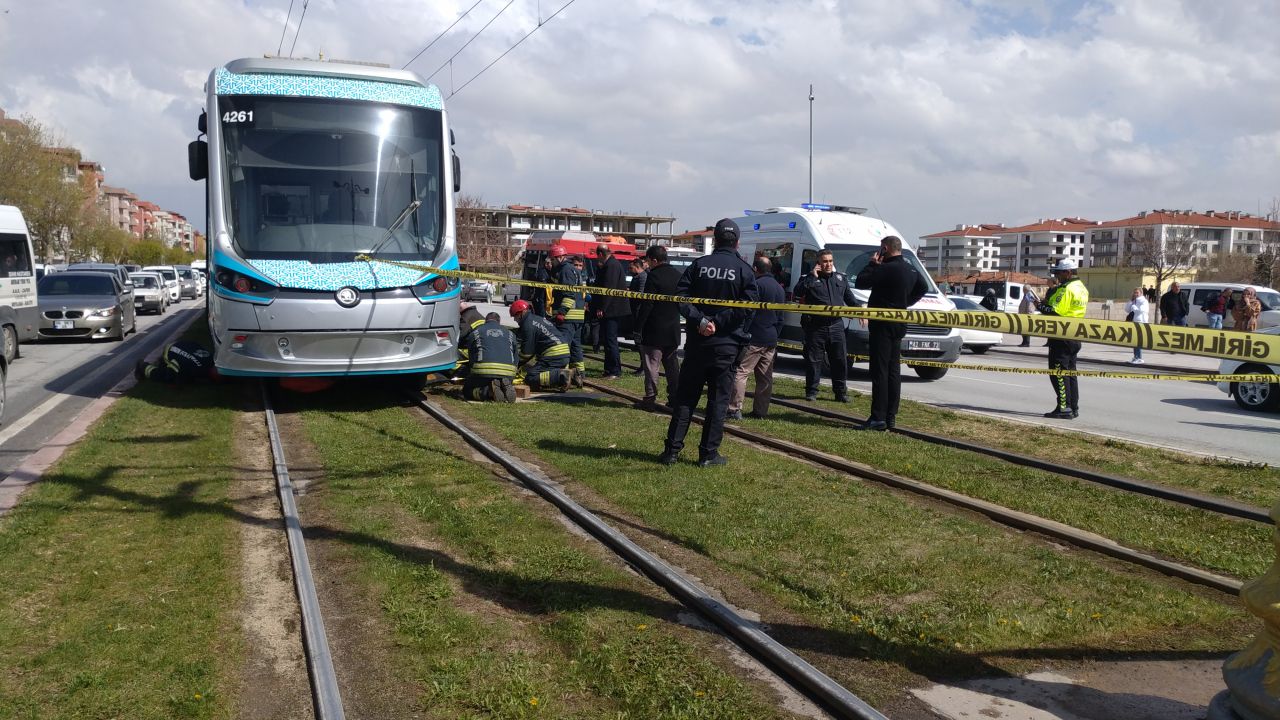 Çocuğuyla tramvayın altında kalan anne hayatını kaybetti