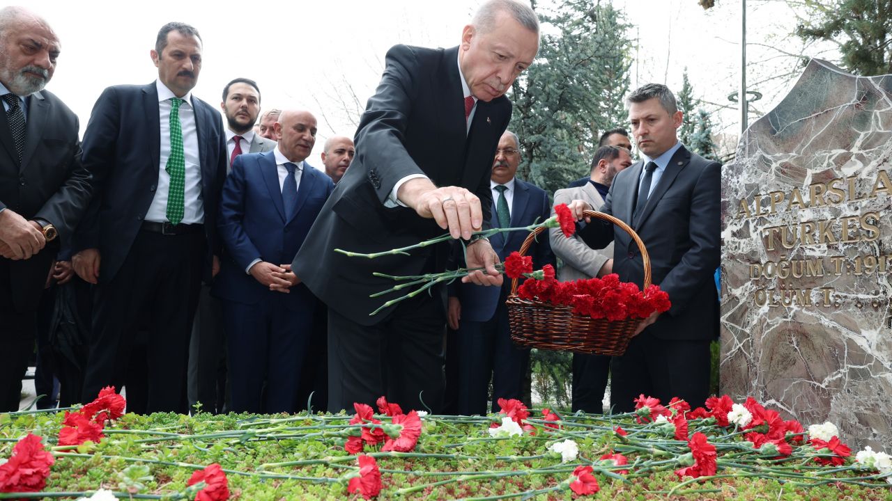 Cumhurbaşkanı Erdoğan, Alparslan Türkeş'in mezarını ziyaret etti