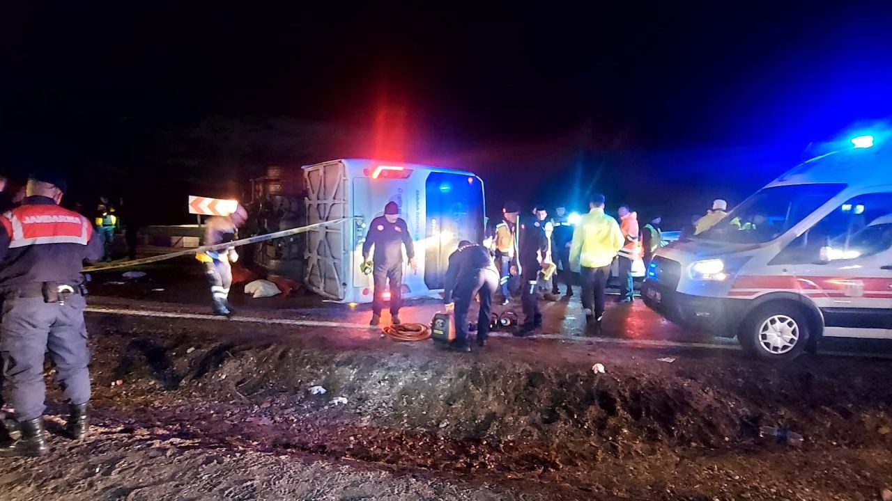 Deprem bölgesinden dönen belediye personellerini taşıyan otobüs devrildi: 3 ölü, 14 yaralı