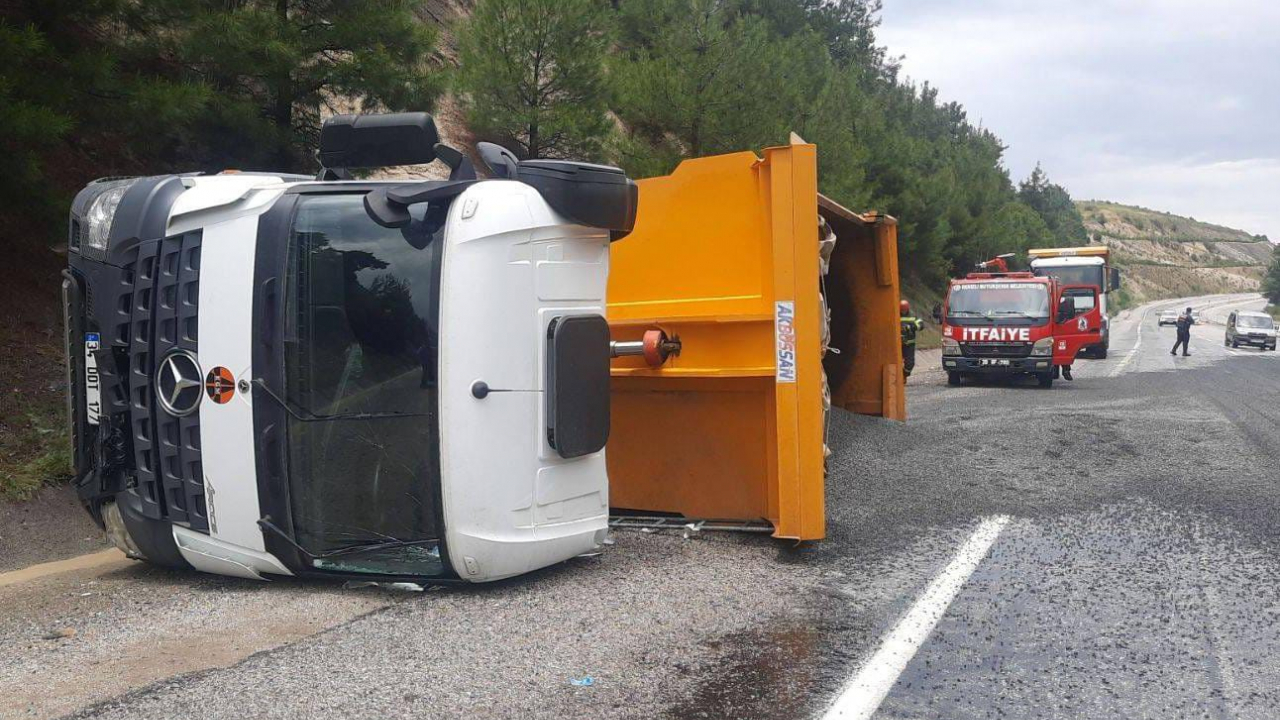 Devrilen kamyondan dökülen mıcır ulaşımı aksattı