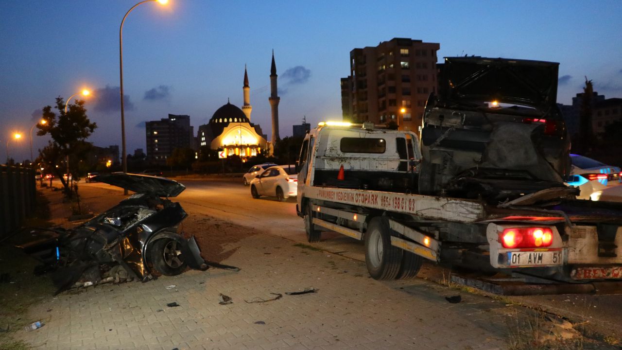 Direğe çarpan otomobil ikiye bölündü, sürücüsü hayatını kaybetti