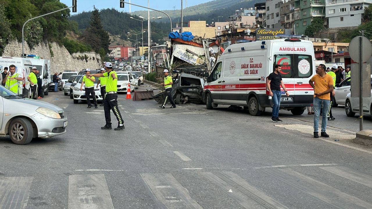 Freni patlayan kamyon araçlara daldı: 3 ölü, 20 yaralı