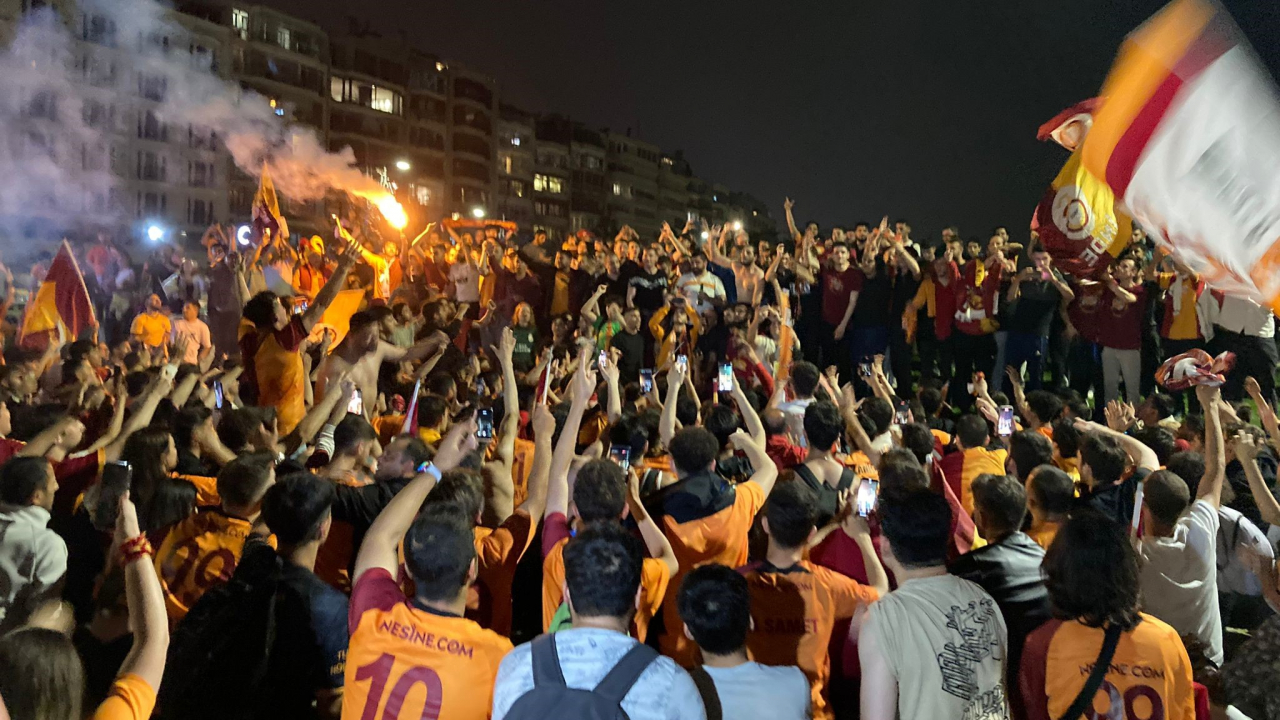 Galatasaray’ın şampiyonluğunu İzmir coşkuyla kutladı