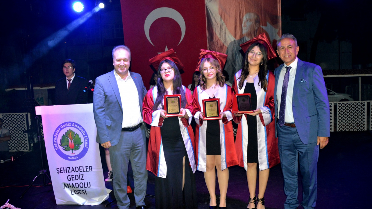 GEDİZ ANADOLU LİSESİ’NDE MEZUNİYET COŞKUSU 