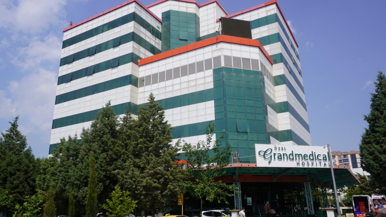 Grandmedical'de bir korneadan iki hasta şifa buldu