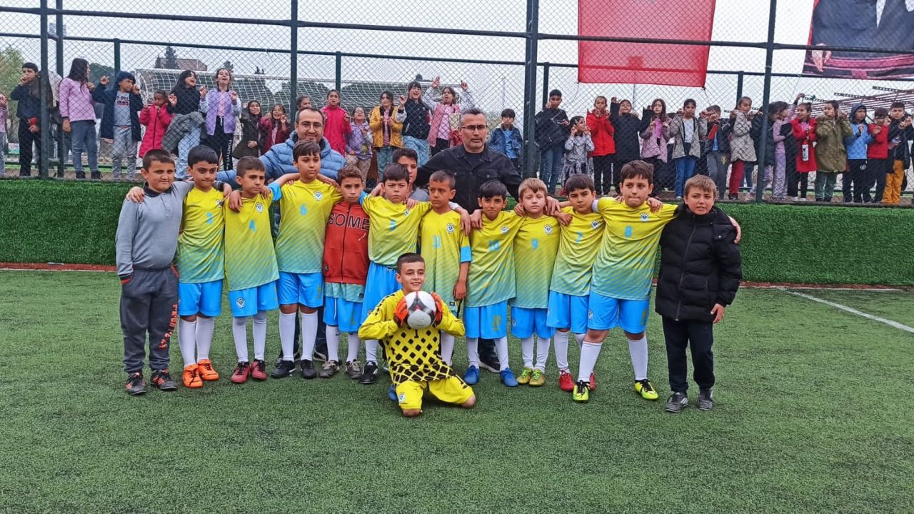 İlkokullar arası futbol turnuvasının şampiyonu Tırazlar oldu